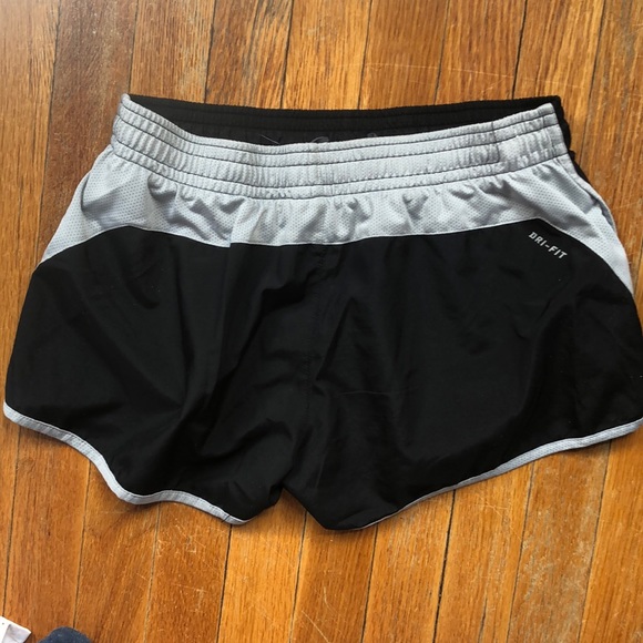 Nike dri fit lines shorts size M - Picture 2 of 5